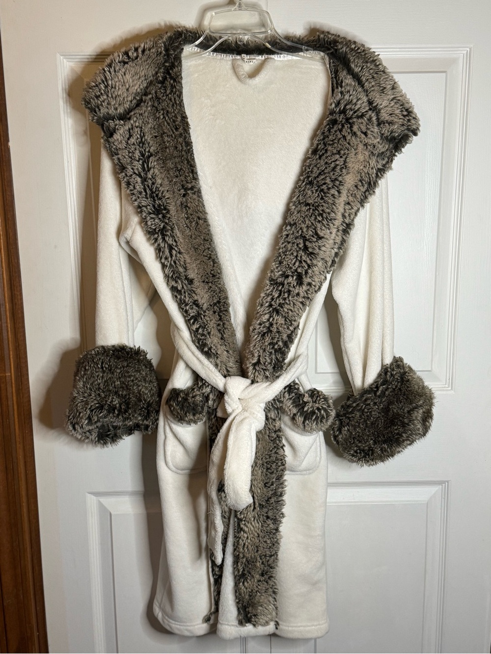 Pottery Barn Cream Robe with Gray Faux-Fur Trim - Picture 2 of 15